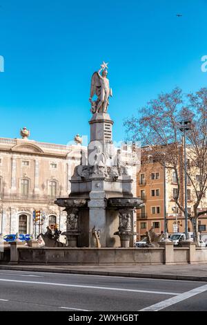 Barcelona, Spanien - 10. FEBRUAR 2022: Das Denkmal des Marquis von Campo Sagrado oder Genio Catala ist ein monumentaler Brunnen mit Skulpturen, der sich im befindet Stockfoto