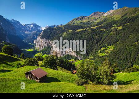 Eines der berühmtesten und meistbesuchten Alpental mit hohen Wasserfällen. Ländliche Holzhütten an den Pisten, Wengen, Lauterbrunnental, Schweiz, EUR Stockfoto