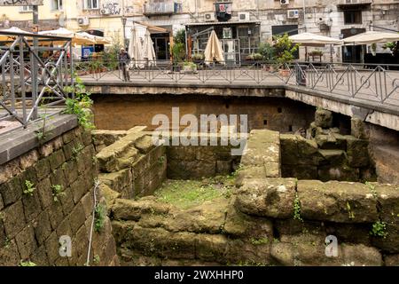 Neapel, Italien, die griechischen Mauern, die Piazza Bellini Ruinen Verteidigungsanlagen, die von den Griechen und Römern im 4. Jahrhundert v. Chr. erbaut wurden, Kampanien. Stockfoto