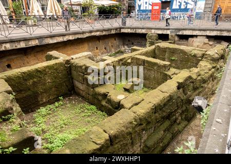 Neapel, Italien, die griechischen Mauern, die Piazza Bellini Ruinen Verteidigungsanlagen, die von den Griechen und Römern im 4. Jahrhundert v. Chr. erbaut wurden, Kampanien. Stockfoto