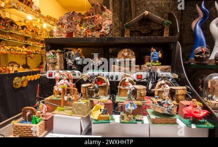 Figuren neapolitanischer Figuren und Krippen in der Via San Gregorio, Neapel, Italien. Stockfoto