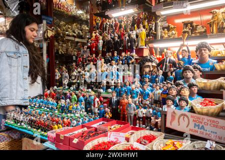 Figuren neapolitanischer Figuren im Geschäft, Via San Gregorio, Neapel, Italien. Stockfoto