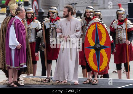 Das Open-Air-Spiel „die Passion Christi“ von Wintershall am Karfreitag am Trafalgar Square in London. Christus wurde von den Römern festgenommen Stockfoto