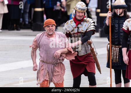 Das Open-Air-Spiel „die Passion Christi“ von Wintershall am Karfreitag am Trafalgar Square in London. Barabbas (Schauspieler David Bexley) wird von den Römern gehalten Stockfoto