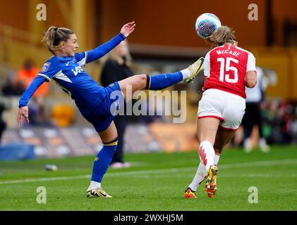 Johanna Rytting Kaneryd von Chelsea kämpft im Finale des FA Women's Continental Tyres League Cup im Molineux Stadium in Wolverhampton gegen Katie McCabe von Arsenal. Bilddatum: Sonntag, 31. März 2024. Stockfoto