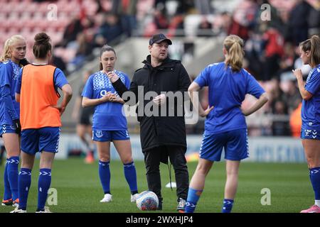 Leigh, Großbritannien. 31. März 2024. Leigh, Großbritannien. 31. März 2024. Manchester United Women gegen Everton Women’s Super League. Trainer Brian Sorenson während des Women’s Super League-Spiels zwischen Manchester United und Everton im Leigh Sports Village am 31. März 2024 in Leigh, England. Quelle: ALAN EDWARDS/Alamy Live News Stockfoto