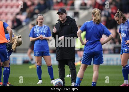 Leigh, Großbritannien. 31. März 2024. Leigh, Großbritannien. 31. März 2024. Manchester United Women gegen Everton Women’s Super League. Trainer Brian Sorenson während des Women’s Super League-Spiels zwischen Manchester United und Everton im Leigh Sports Village am 31. März 2024 in Leigh, England. Quelle: ALAN EDWARDS/Alamy Live News Stockfoto