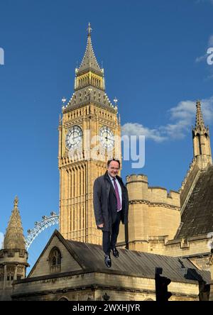 Der politische Skizzierautor Quentin Letts hat auf den Dächern einiger Gebäude auf dem Gelände des Palace of Westminster dargestellt, nur weil es anders ist und vielleicht repräsentativ dafür ist, dass er die Funktion der Regierung und die für die Aufgabe ernannten Charaktere übernimmt. Stockfoto