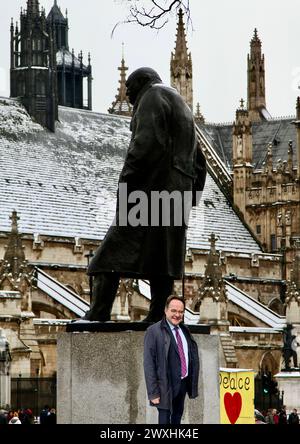 Der politische Sketch-Autor Quentin Letts stellte die Statue von Sir Winston Churchill auf dem parliament Square in Westminster, London, UK, digital dar. Stockfoto