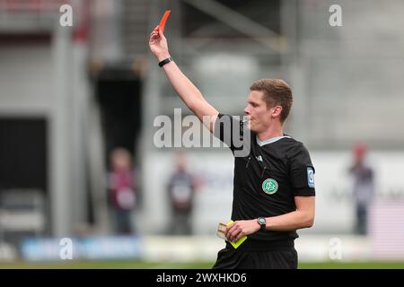 Wiesbaden, Deutschland. 31. März 2024. Fußball: Bundesliga 2, SV Wehen Wiesbaden - VfL Osnabrück, Spieltag 27, BRITA-Arena. Schiedsrichter Florian Exner zeigt Osnabrücks Michael Cuisance (nicht abgebildet) eine gelb-rote Karte. Quelle: Jörg Halisch/dpa – WICHTIGER HINWEIS: gemäß den Vorschriften der DFL Deutscher Fußball-Liga und des DFB Deutscher Fußball-Bundes ist es verboten, im Stadion und/oder des Spiels aufgenommene Fotografien in Form von sequenziellen Bildern und/oder videoähnlichen Fotoserien zu verwenden oder zu nutzen./dpa/Alamy Live News Stockfoto