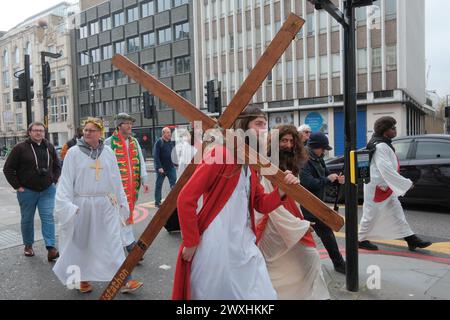 London, England, Großbritannien. 31. März 2024. Christathon lädt die Teilnehmer dazu ein, Kleidung mit Jesus-Motiven zu tragen. Der Kneipenbummel, der am Trinity an der Borough High Street beginnt, geht zum Trafalgar Square, bevor er am Silver Cross in Whitehall endet. Bei dieser Veranstaltung, die an die SantaCon erinnert, aber mit einer biblischen Wendung, genießen die Teilnehmer die Kameradschaft und den festlichen Geist auf unterhaltsame und unkonventionelle Weise. (Kreditbild: © Joao Daniel Pereira/ZUMA Press Wire) NUR REDAKTIONELLE VERWENDUNG! Nicht für kommerzielle ZWECKE! Quelle: ZUMA Press, Inc./Alamy Live News Stockfoto