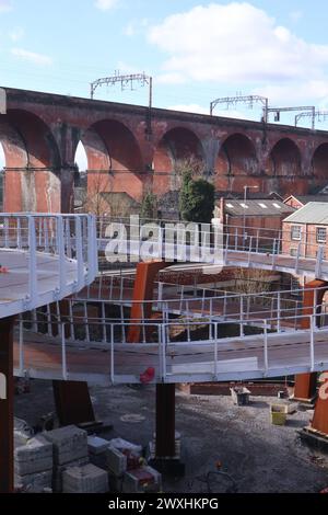 März 2024 Stockport City Centre neuer Verkehrsknotenpunkt. Die Konstruktion verfügt über eine auffällige Spiralrampe, die einen stufenlosen Zugang ermöglicht im Hintergrund befindet sich das Stockport Railway Viaduct, das im März 2024 für die Öffentlichkeit eröffnet wurde ©GED Noonan/Alamy Stockfoto