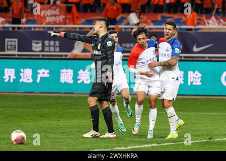 Jinan, Chinas Provinz Shandong. 31. März 2023. Xu Haoyang (2. R) aus Shanghai Shenhua feiert das Treffer mit seinen Teamkollegen während der Saison 2024 in der 3. Runde des Spiels zwischen Shangdong Taishan und Shanghai Shenhua in Jinan, ostchinesische Provinz Shandong, am 31. März 2023. Quelle: Zhu Zheng/Xinhua/Alamy Live News Stockfoto