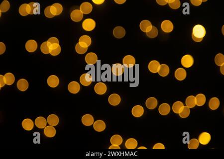 GOIANIA GOIAS BRASILIEN - MÄRZ 30 2024: Schwarzer Hintergrund mit unscharfen gelben Bokeh-Lichtern. Stockfoto