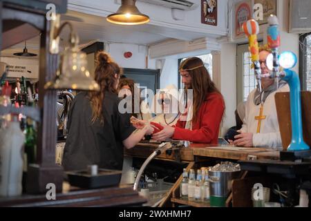 Christathon Pub Crawl in London in einem einzigartigen Twist traditioneller Kneipenbummel lädt Christathon die Teilnehmer ein, Kleidung mit Jesus-Thema zu tragen. Der Kneipenbummel, der am Trinity an der Borough High Street beginnt, geht zum Trafalgar Square, bevor er am Silver Cross in Whitehall endet. Bei dieser Veranstaltung, die an die SantaCon erinnert, aber mit einer biblischen Wendung, genießen die Teilnehmer die Kameradschaft und den festlichen Geist auf unterhaltsame und unkonventionelle Weise. London England UK Copyright: XJoaoxDanielxPereirax Stockfoto