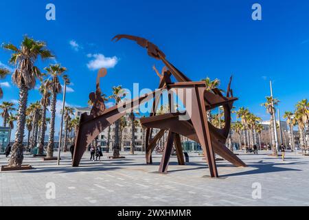 Barcelona, Spanien - 10. FEBRUAR 2022: Moderne Skulptur von Alfredo Lanz aus dem Jahr 2004 mit dem Titel Tribute to the Swimming, Homenaje a la Natacio am Barceloneta Beac Stockfoto