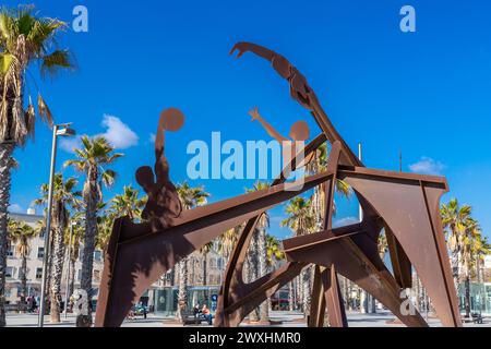 Barcelona, Spanien - 10. FEBRUAR 2022: Moderne Skulptur von Alfredo Lanz aus dem Jahr 2004 mit dem Titel Tribute to the Swimming, Homenaje a la Natacio am Barceloneta Beac Stockfoto