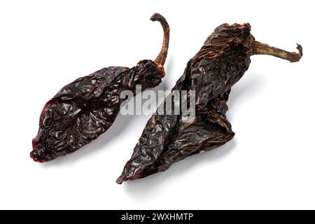 Paar getrocknete geräucherte mexikanische chipotle-Paprika nah oben isoliert auf weißem Hintergrund Stockfoto