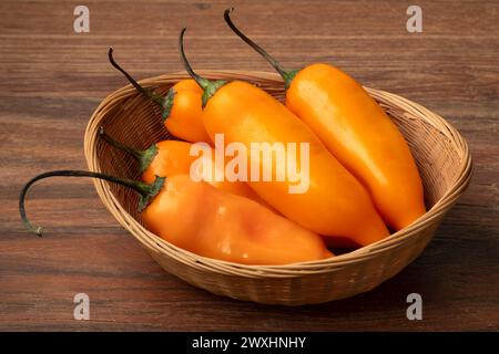 Korb mit ganz frischen Orangen-peruanischen Aji Amarillo-Pfeffer aus nächster Nähe Stockfoto