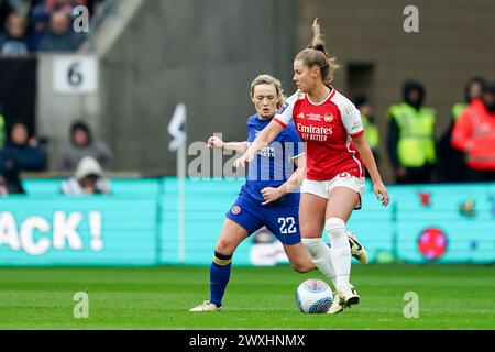 Wolverhampton, Großbritannien. 31. März 2024. Wolverhampton, England, 31. März 2024: Victoria Pelova (21 Arsenal) und Erin Cuthbert (22 Chelsea) kämpfen um den Ball (Duell) während des Womens FA Continental Tyres League Cup Endspiels zwischen Arsenal und Chelsea im Molineux Stadium in Wolverhampton, England. (Daniela Porcelli/SPP) Credit: SPP Sport Press Photo. /Alamy Live News Stockfoto