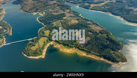 Luftbild Möhnesee Südufer mit Friedwald und Baumschäden, Friedhof, Dürre im Wald, Stausee, Borkenkäferbefall, Baumbestattung, Möhnesee, Nordrhein-Westfalen, Deutschland, ACHTUNGxMINDESTHONORARx60xEURO *** Luftansicht Möhnesee Südküste mit Friedhofswald und Baumschäden, Friedhof, Dürre im Wald, Stausee, Rindenkäfer-Befall, Baumbeerdigung, Möhnesee, Nordrhein-Westfalen, Deutschland, ATTENTIONxMINDESTHONORARx60xEURO Stockfoto