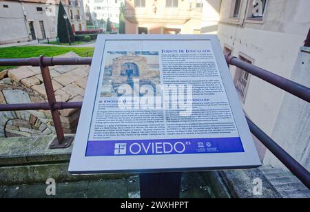 Der Foncalada-Brunnen stammt aus dem 9. Jahrhundert und wurde während der Regierungszeit von Alfonso III. Dem Großen (866–910) erbaut. Oviedo, Asturien, Spanien. Stockfoto