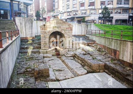 Der Foncalada-Brunnen stammt aus dem 9. Jahrhundert und wurde während der Regierungszeit von Alfonso III. Dem Großen (866–910) erbaut. Oviedo, Asturien, Spanien. Stockfoto