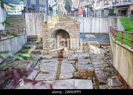 Der Foncalada-Brunnen stammt aus dem 9. Jahrhundert und wurde während der Regierungszeit von Alfonso III. Dem Großen (866–910) erbaut. Oviedo, Asturien, Spanien. Stockfoto