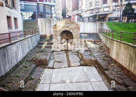 Der Foncalada-Brunnen stammt aus dem 9. Jahrhundert und wurde während der Regierungszeit von Alfonso III. Dem Großen (866–910) erbaut. Oviedo, Asturien, Spanien. Stockfoto