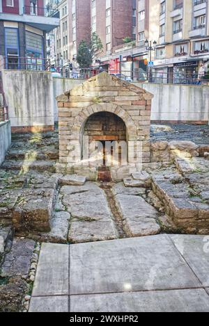 Der Foncalada-Brunnen stammt aus dem 9. Jahrhundert und wurde während der Regierungszeit von Alfonso III. Dem Großen (866–910) erbaut. Oviedo, Asturien, Spanien. Stockfoto