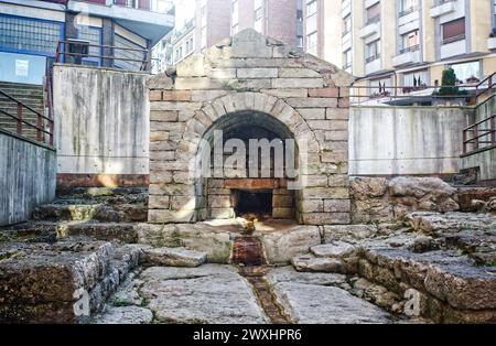 Der Foncalada-Brunnen stammt aus dem 9. Jahrhundert und wurde während der Regierungszeit von Alfonso III. Dem Großen (866–910) erbaut. Oviedo, Asturien, Spanien. Stockfoto