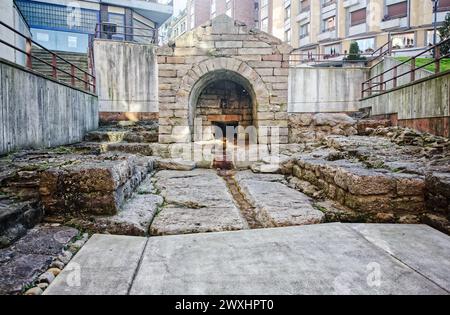 Der Foncalada-Brunnen stammt aus dem 9. Jahrhundert und wurde während der Regierungszeit von Alfonso III. Dem Großen (866–910) erbaut. Oviedo, Asturien, Spanien. Stockfoto