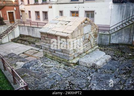 Der Foncalada-Brunnen stammt aus dem 9. Jahrhundert und wurde während der Regierungszeit von Alfonso III. Dem Großen (866–910) erbaut. Oviedo, Asturien, Spanien. Stockfoto