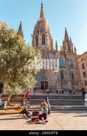 Barcelona, Spanien - 10. FEBRUAR 2022: Kirche Santa Maria del Mar im Stadtteil Ribera von Barcelona, erbaut zwischen 1329 und 1383. Stockfoto