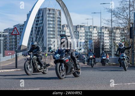 Glasgow, Schottland, Großbritannien. 31. März 2024. Hunderte von Bikern aus ganz Schottland nehmen am jährlichen Ostereierlauf von Glasgow Green zum Royal Hospital for Children in Govan Teil und sammeln Spenden für die Glasgow Children's Hospital Charity. Quelle: R.Gass/Alamy Live News Stockfoto