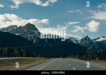 Der Trans-Canada Highway im Banff National Park zeigt die Wildtiere, die die Überführung überqueren Stockfoto