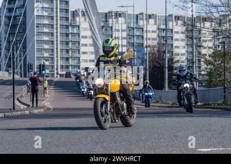 Glasgow, Schottland, Großbritannien. 31. März 2024. Hunderte von Bikern aus ganz Schottland nehmen am jährlichen Ostereierlauf von Glasgow Green zum Royal Hospital for Children in Govan Teil und sammeln Spenden für die Glasgow Children's Hospital Charity. Quelle: R.Gass/Alamy Live News Stockfoto