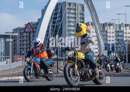 Glasgow, Schottland, Großbritannien. 31. März 2024. Hunderte von Bikern aus ganz Schottland nehmen am jährlichen Ostereierlauf von Glasgow Green zum Royal Hospital for Children in Govan Teil und sammeln Spenden für die Glasgow Children's Hospital Charity. Quelle: R.Gass/Alamy Live News Stockfoto