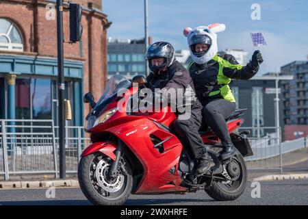 Glasgow, Schottland, Großbritannien. 31. März 2024. Hunderte von Bikern aus ganz Schottland nehmen am jährlichen Ostereierlauf von Glasgow Green zum Royal Hospital for Children in Govan Teil und sammeln Spenden für die Glasgow Children's Hospital Charity. Quelle: R.Gass/Alamy Live News Stockfoto