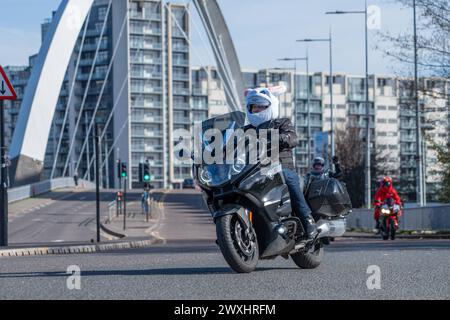 Glasgow, Schottland, Großbritannien. 31. März 2024. Hunderte von Bikern aus ganz Schottland nehmen am jährlichen Ostereierlauf von Glasgow Green zum Royal Hospital for Children in Govan Teil und sammeln Spenden für die Glasgow Children's Hospital Charity. Quelle: R.Gass/Alamy Live News Stockfoto