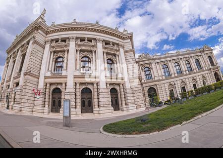 WIEN, ÖSTERREICH - 26. APRIL 2023: Das Burgtheater, das österreichische Bundestheater, das zweitälteste europäische Theater und das große Stockfoto