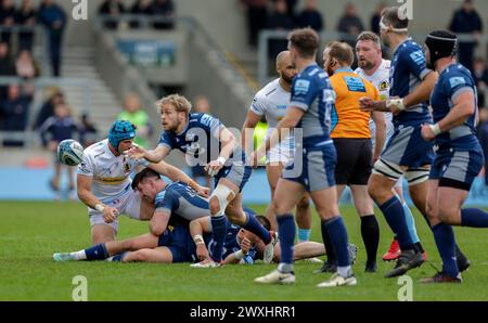 31. März 2024; Salford Community Stadium, Salford, Lancashire, England; Gallagher Premiership Rugby, Sale Sharks versus Exeter Chiefs; Gus Warr of Sale Sharks verteilt den Ball Stockfoto