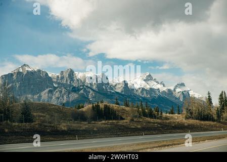 Der Trans-Canada Highway im Banff National Park zeigt die Wildtiere, die die Überführung überqueren Stockfoto