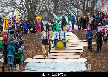 Einwohner und Künstler, die an der Jänner Powderhorn Park Art Sled Rally in Minneapolis, Minnesota, teilnehmen. Wegen der warmen Temperaturen und ohne Schnee Stockfoto