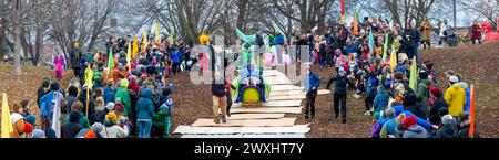 Einwohner und Künstler, die an der Jänner Powderhorn Park Art Sled Rally in Minneapolis, Minnesota, teilnehmen. Wegen der warmen Temperaturen und ohne Schnee Stockfoto