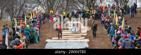 Einwohner und Künstler, die an der Jänner Powderhorn Park Art Sled Rally in Minneapolis, Minnesota, teilnehmen. Wegen der warmen Temperaturen und ohne Schnee Stockfoto