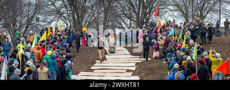 Einwohner und Künstler, die an der Jänner Powderhorn Park Art Sled Rally in Minneapolis, Minnesota, teilnehmen. Wegen der warmen Temperaturen und ohne Schnee Stockfoto