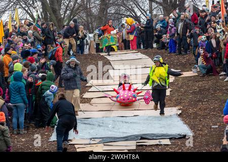 Einwohner und Künstler, die an der Jänner Powderhorn Park Art Sled Rally in Minneapolis, Minnesota, teilnehmen. Wegen der warmen Temperaturen und ohne Schnee Stockfoto