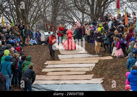 Einwohner und Künstler, die an der Jänner Powderhorn Park Art Sled Rally in Minneapolis, Minnesota, teilnehmen. Wegen der warmen Temperaturen und ohne Schnee Stockfoto