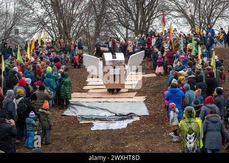 Einwohner und Künstler, die an der Jänner Powderhorn Park Art Sled Rally in Minneapolis, Minnesota, teilnehmen. Wegen der warmen Temperaturen und ohne Schnee Stockfoto